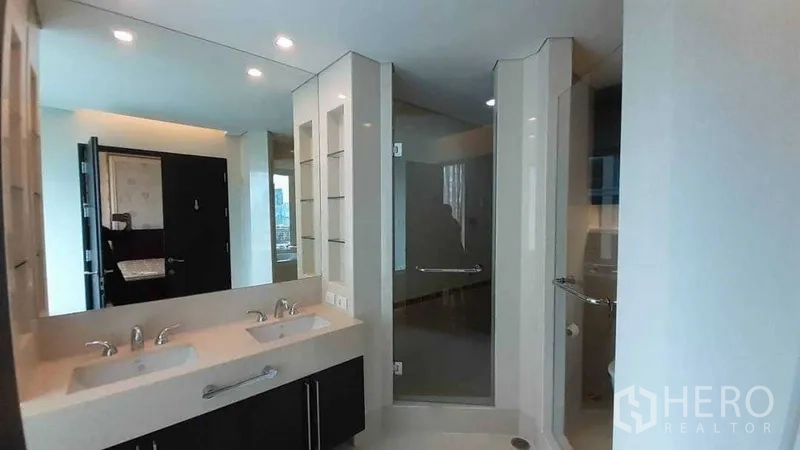 公寓 出租在Pathum Wan, Bangkok - 双洗手台与大镜面，玻璃淋浴间与嵌入式置物架