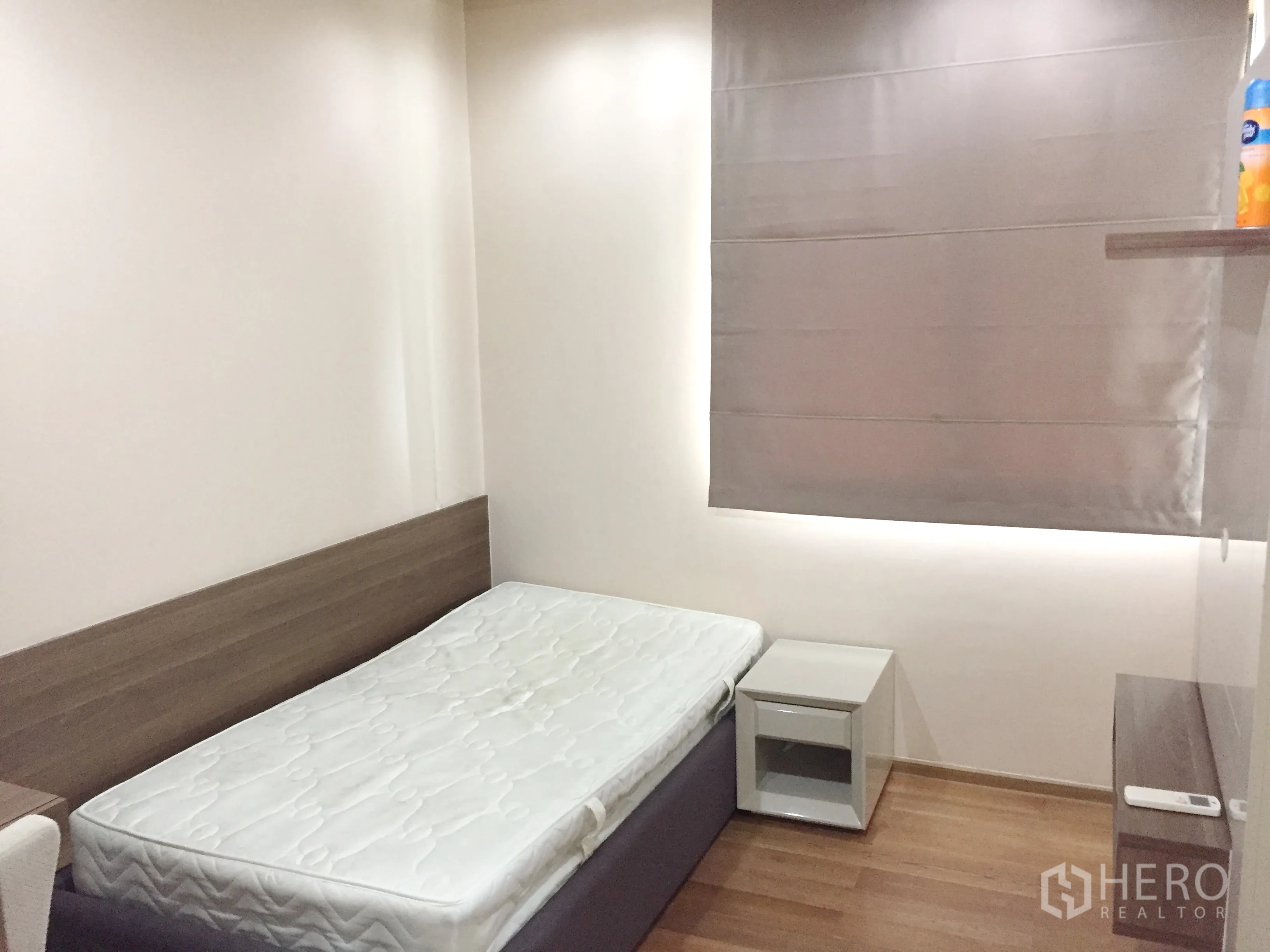 公寓 出租在Bang Rak, Bangkok - 舒适次卧，单人床、木地板与遮光罗马帘。