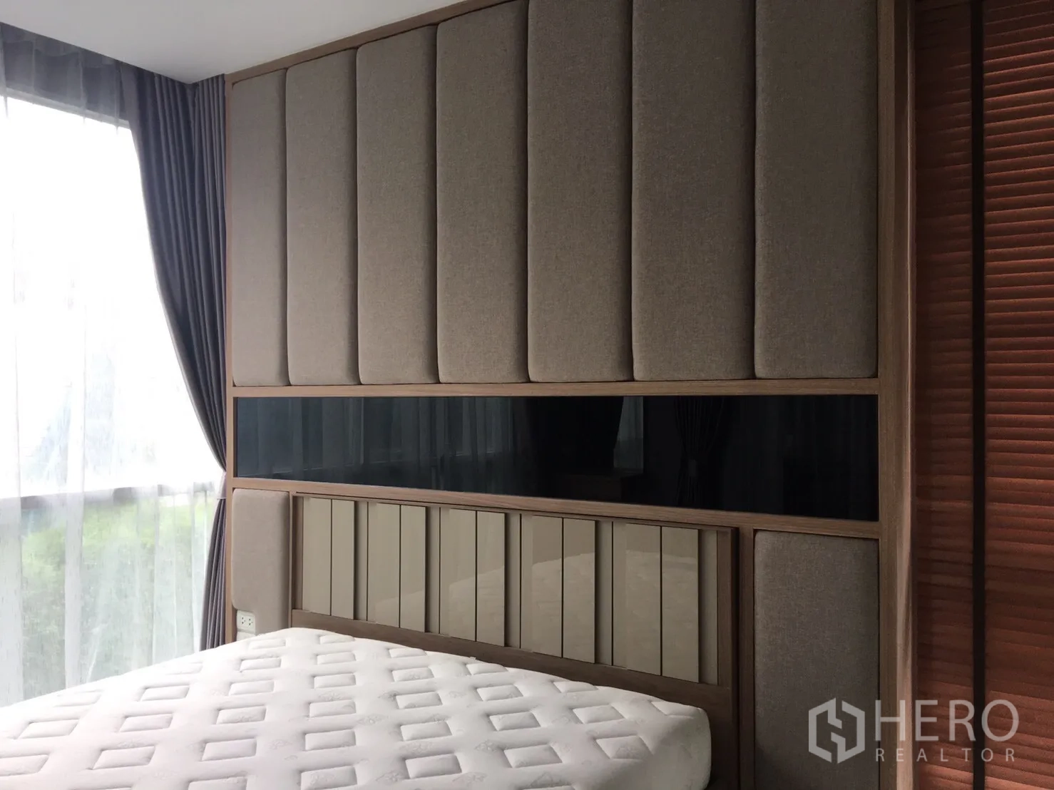 คอนโด ขายในPhra Khanong, Bangkok - ห้องนอนรับแสง ผนังหัวเตียงบุพิเศษ หน้าต่างสูง พร้อมผ้าม่านทึบ