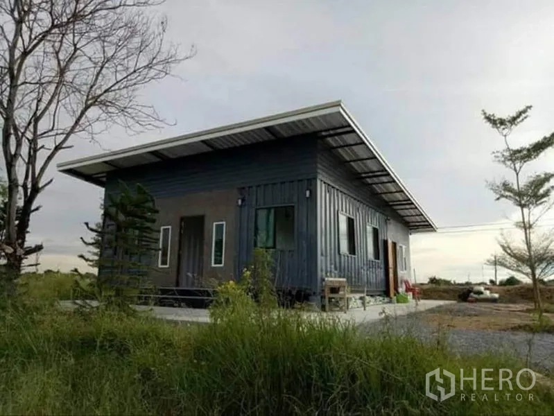 ที่ดิน ขายในBan Pho, Chachoengsao - บ้านชั้นเดียวหลังคาเพิงหมาแหงน ตั้งบนที่ดินกว้าง