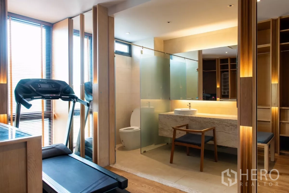 ทาวน์เฮาส์ ให้เช่าในLat Phrao, Bangkok - ห้องน้ำในตัวกั้นกระจกฝ้า มีลู่วิ่งอยู่ใกล้พื้นที่