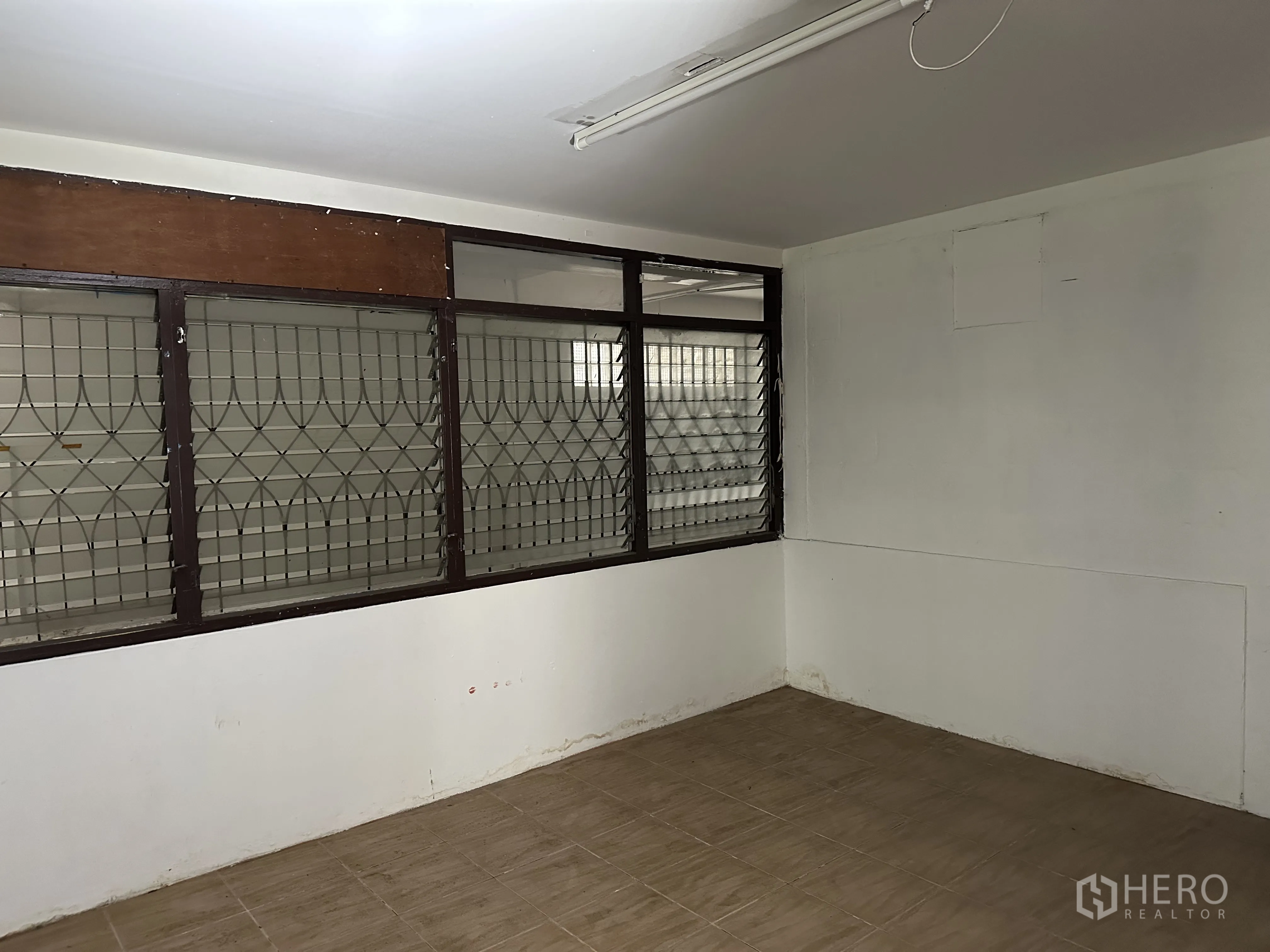 โฮมออฟฟิศ for rent in Suan Luang, Bangkok - ห้องทำงานขนาดกะทัดรัด พื้นกระเบื้องและหน้าต่างเหล็กดัด