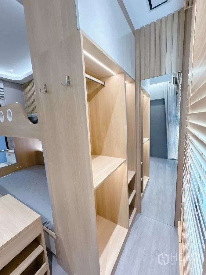 ทาวน์เฮาส์ ให้เช่าหรือขายในLat Phrao, Bangkok - ห้องแต่งตัววอล์กอิน ชั้นวางและราวแขวนแบบเปิด