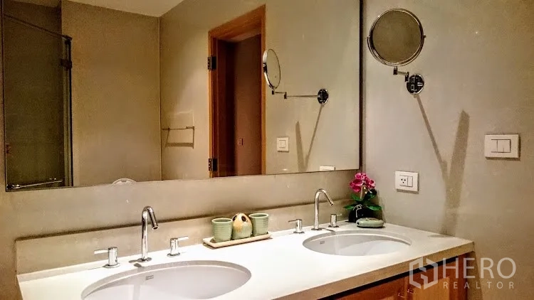 คอนโด ให้เช่าในKhlong Toei, Bangkok - ห้องน้ำอ่างคู่ ท็อปหิน กระจกบานใหญ่ และประตูกระจกอาบน้ำ