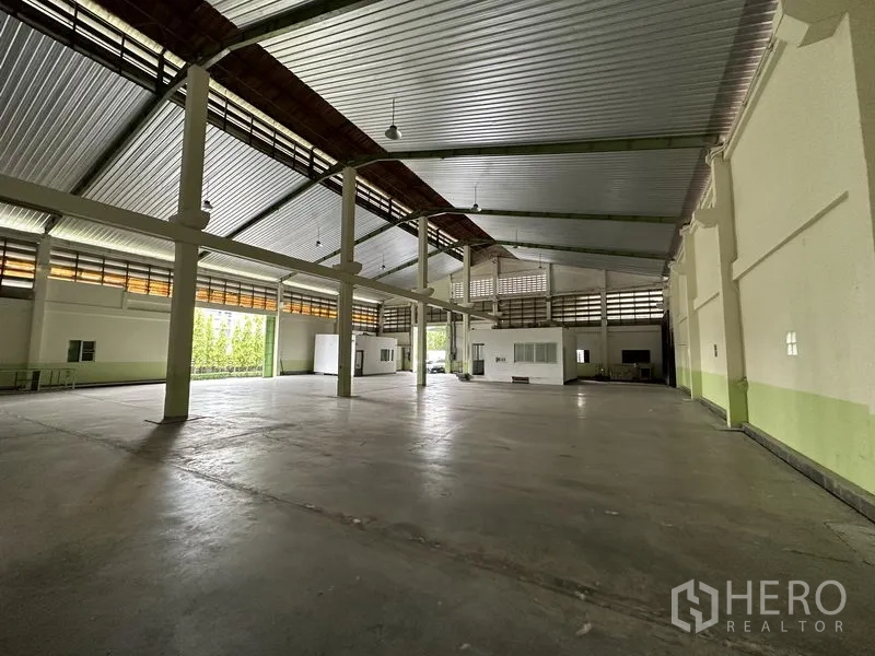 คลังสินค้า ให้เช่าในLat Krabang, Bangkok - ฮอลล์โกดังกว้าง มีเสารองรับ ช่องระบายอากาศและแสงธรรมชาติตามผนัง