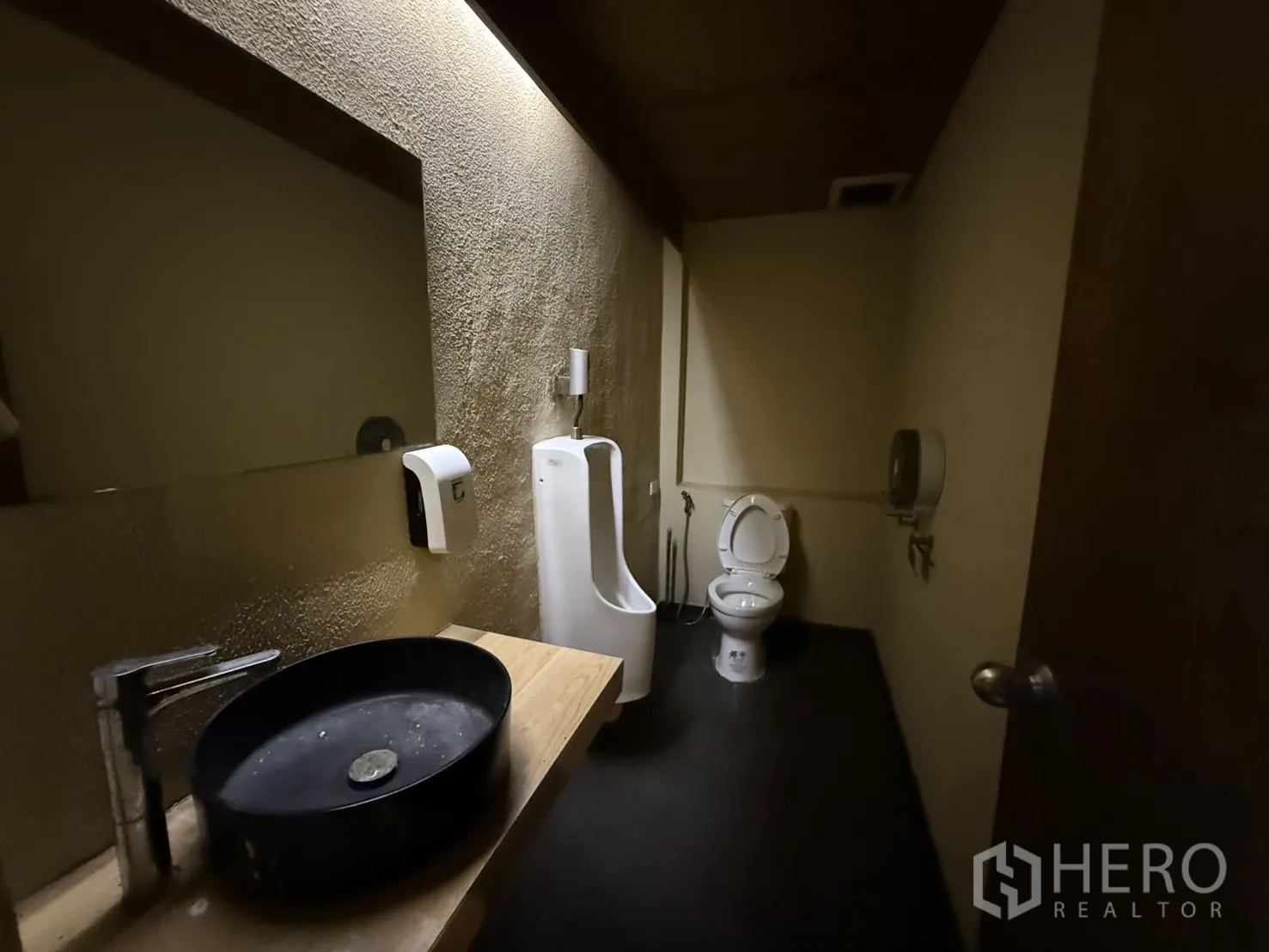 独立式住宅 出租在Watthana, Bangkok - 卫生间配小便器、坐便器与黑色台盆