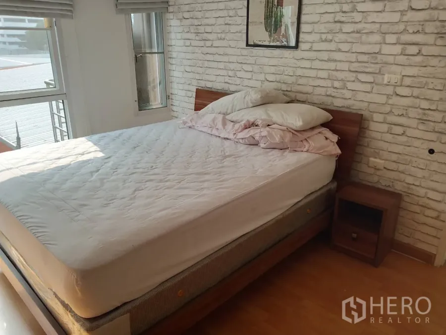 คอนโด ให้เช่าหรือขายในKhlong Toei, Bangkok - ห้องนอนผนังก่ออิฐโชว์แนว เตียงไม้ และหน้าต่างมุมห้อง