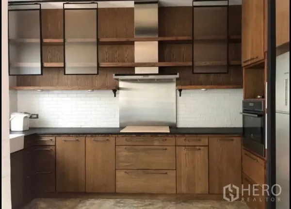 联排别墅 出售在Wang Thonglang, Bangkok - 现代厨房，木质橱柜、地铁砖墙面与不锈钢抽油烟机。