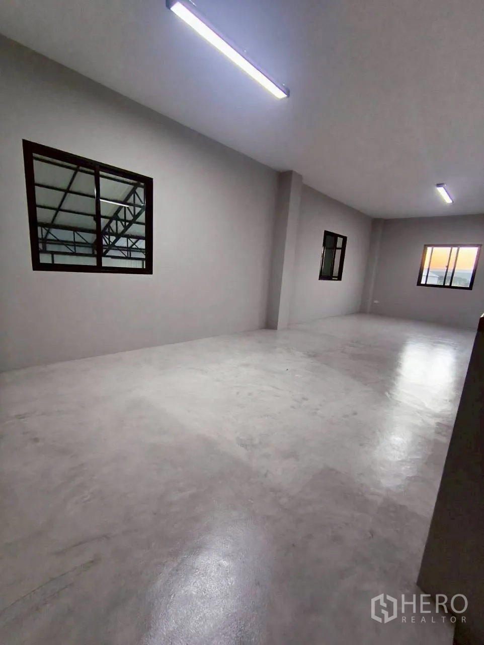 仓库 for rent in Mueang Nonthaburi, Nonthaburi - 楼上开放式房间，设窗户与顶灯。
