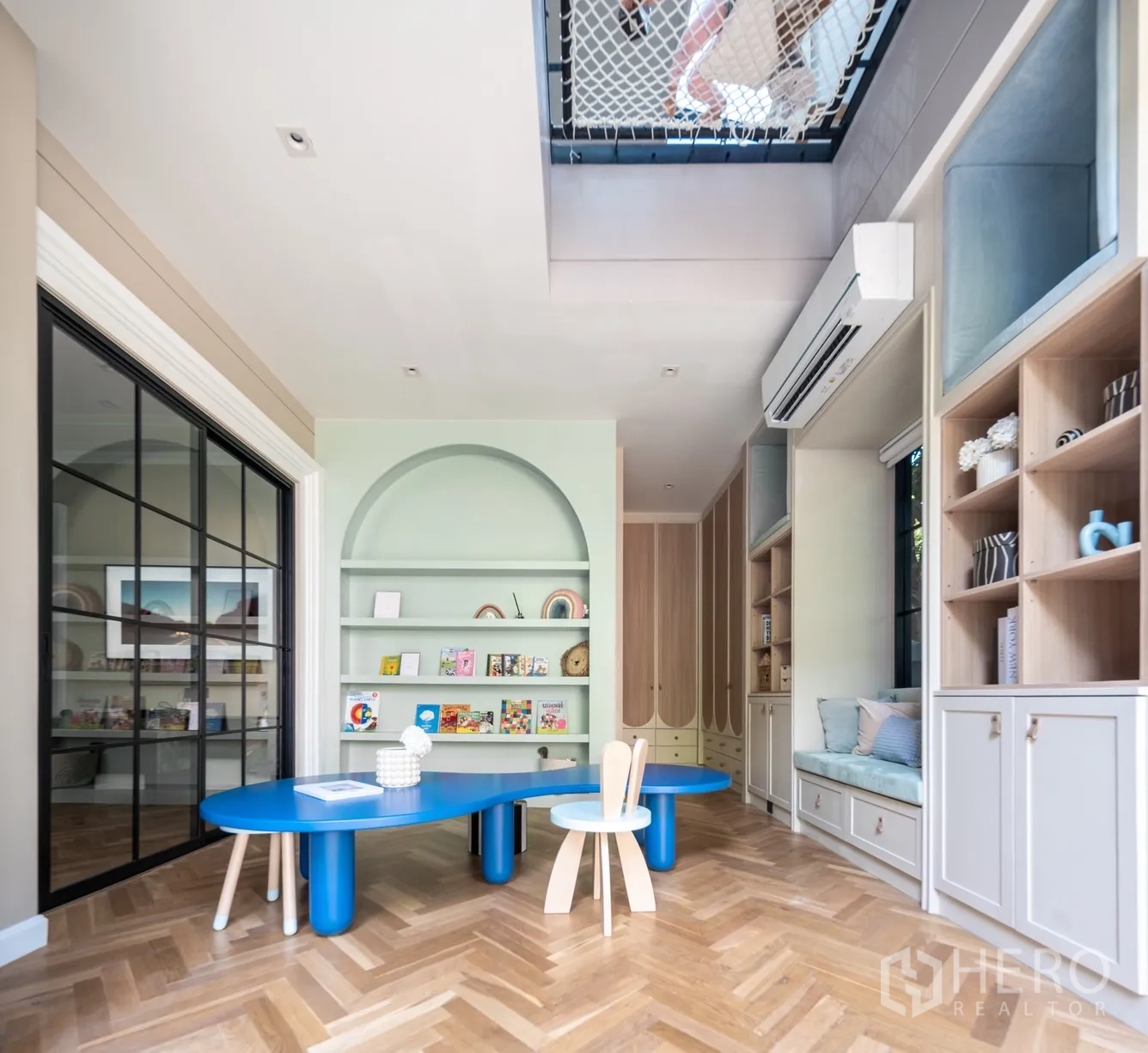 บ้าน ให้เช่าหรือขายในPhra Khanong, Bangkok - ห้องเล่นสั่งทำ ชั้นโค้งสีเขียว โต๊ะทำงานสีน้ำเงิน และตาข่ายสกายไลท์