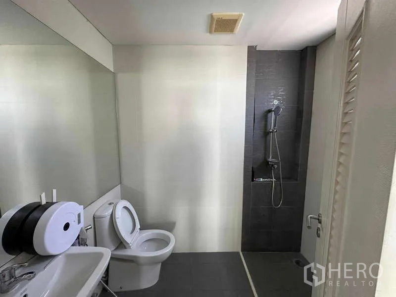 สำนักงานที่บ้าน ให้เช่าในChatuchak, Bangkok - ห้องน้ำสไตล์โมเดิร์นพร้อมฝักบัวแบบวอล์กอิน กระจกบานใหญ่ โถสุขภัณฑ์ และอ่างล้างหน้า