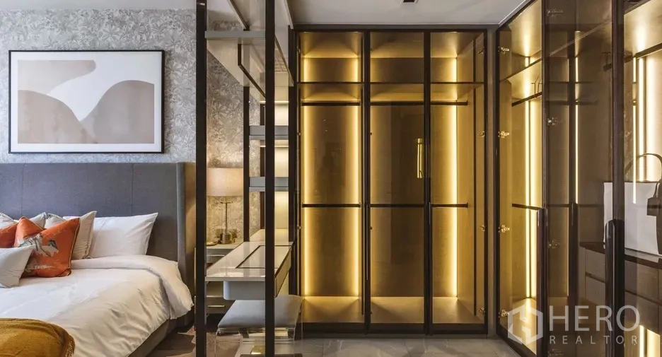 คอนโด ให้เช่าในWatthana, Bangkok - ตู้เสื้อผ้ากระจกไฟในตัวและโต๊ะทำงานข้างห้องนอน