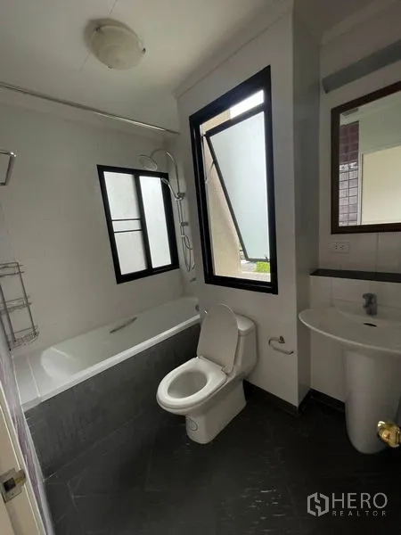 คอนโด ให้เช่าในWatthana, Bangkok - ห้องน้ำพร้อมอ่างอาบน้ำ หน้าต่างระบายอากาศ และฝักบัว