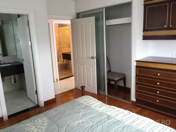 คอนโด ให้เช่าในWatthana, Bangkok - ห้องนอนพื้นไม้ พร้อมตู้เสื้อผ้าบิลท์อิน และทางเชื่อมเข้าห้องน้ำสองห้อง