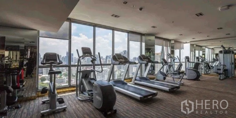 คอนโด ให้เช่าในWatthana, Bangkok - อีกมุมของห้องนอน แสดงโต๊ะเครื่องแป้ง กระจกเงา และตู้เสื้อผ้าบานเลื่อนข้างเตียง