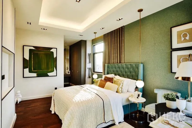 独立式住宅 出售 - 明亮卧室，绿色强调墙并可通往卫浴