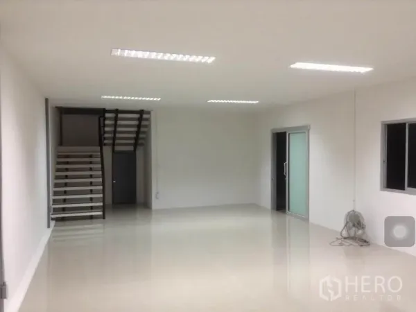 คลังสินค้า ให้เช่าในBang Kapi, Bangkok - พื้นที่โล่งภายในพร้อมบันได หน้าต่าง และประตูกระจก เหมาะทำออฟฟิศหรือเก็บสินค้า