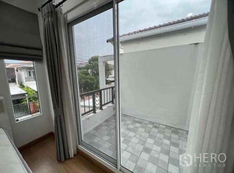 独立式住宅 出租在Suan Luang, Bangkok - 通过推拉门进入的小阳台露台