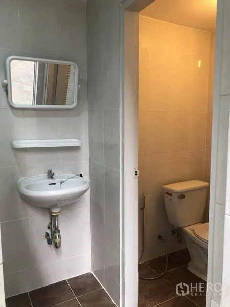 工厂 出租在Pak Kret, Nonthaburi - 紧凑洗手间，带洗手盆和独立马桶间。