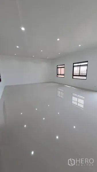Warehouse for rent in Lam Luk Ka, Pathum Thani - Polished white office space with glossy tiles, recessed LED lighting and windows.