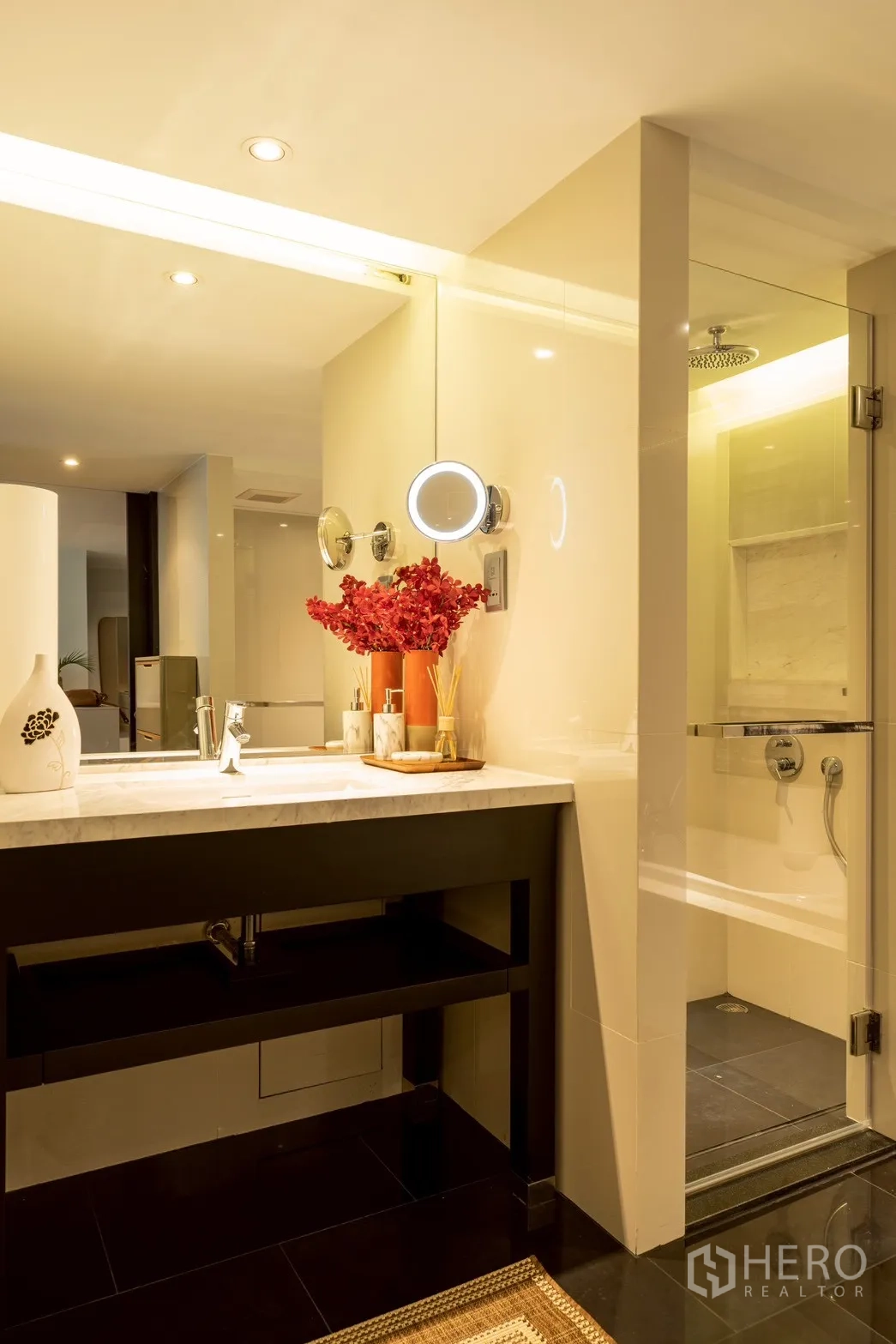 公寓 for rent or sale in Pathum Wan, Bangkok - 卫浴配大镜面洗手台与玻璃淋浴间。