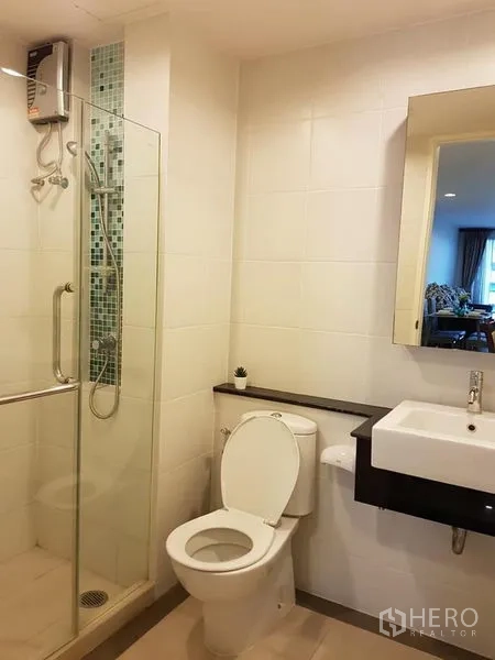 公寓 出租在Phaya Thai, Bangkok - 现代浴室，玻璃淋浴间、马赛克墙面与壁挂式热水器。