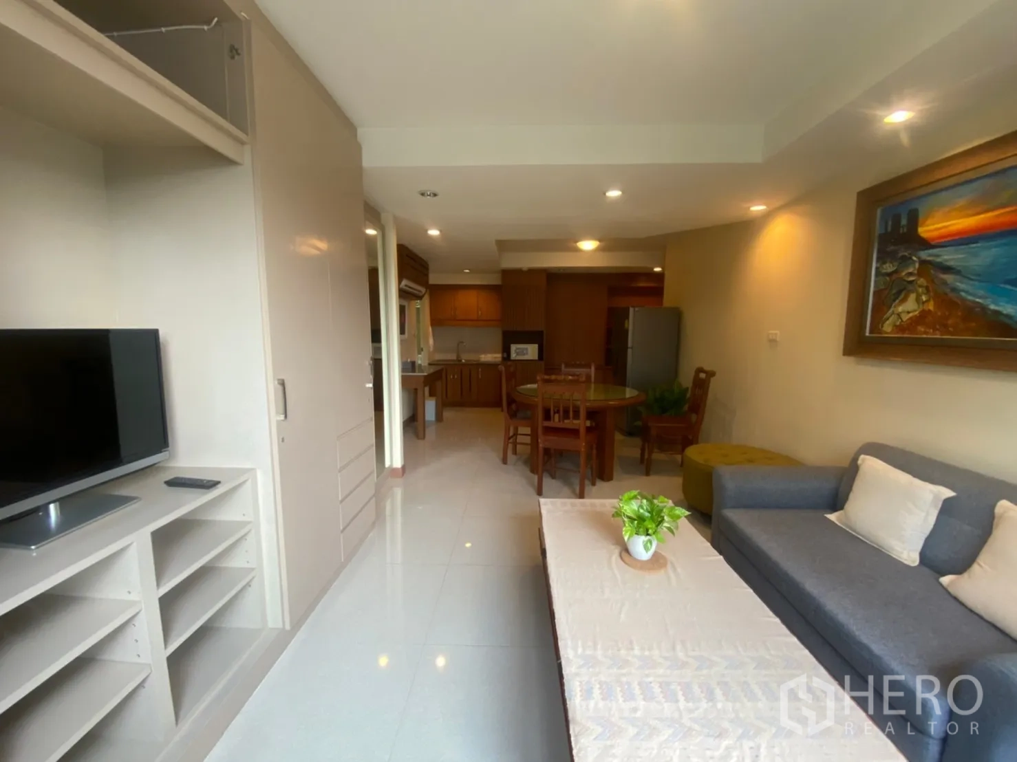 คอนโด ให้เช่าในPhaya Thai, Bangkok - มุมนั่งเล่นอีกห้องพร้อมโซฟา ชุดทีวี และโต๊ะทานอาหารติดครัวเต็มรูปแบบ