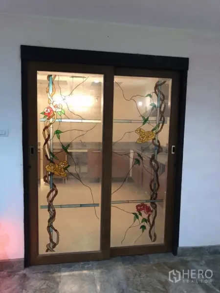 สำนักงานที่บ้าน ให้เช่าในPhra Khanong, Bangkok - ประตูบานเลื่อนกระจกสเตนกลาสลายดอกไม้กั้นพื้นที่ใช้งาน