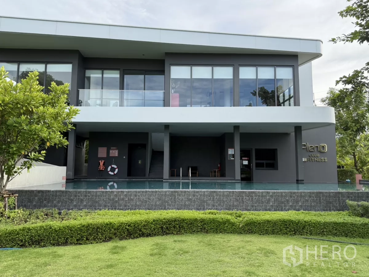 Townhouse for rent or sale in Bang Phli, Samut Prakan - Estate clubhouse with fitness center and infinity-edge swimming pool.