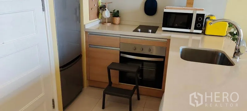 คอนโด ให้เช่าหรือขายในKhlong Toei, Bangkok - ครัวขนาดกะทัดรัด พร้อมเตาไฟฟ้า เตาอบบิวท์อิน และตู้เย็นสูง