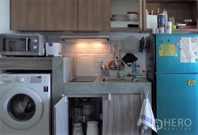 公寓 出租在Khlong Toei, Bangkok - 紧凑厨房，电磁炉、抽油烟机、水槽、冰箱与洗衣机。