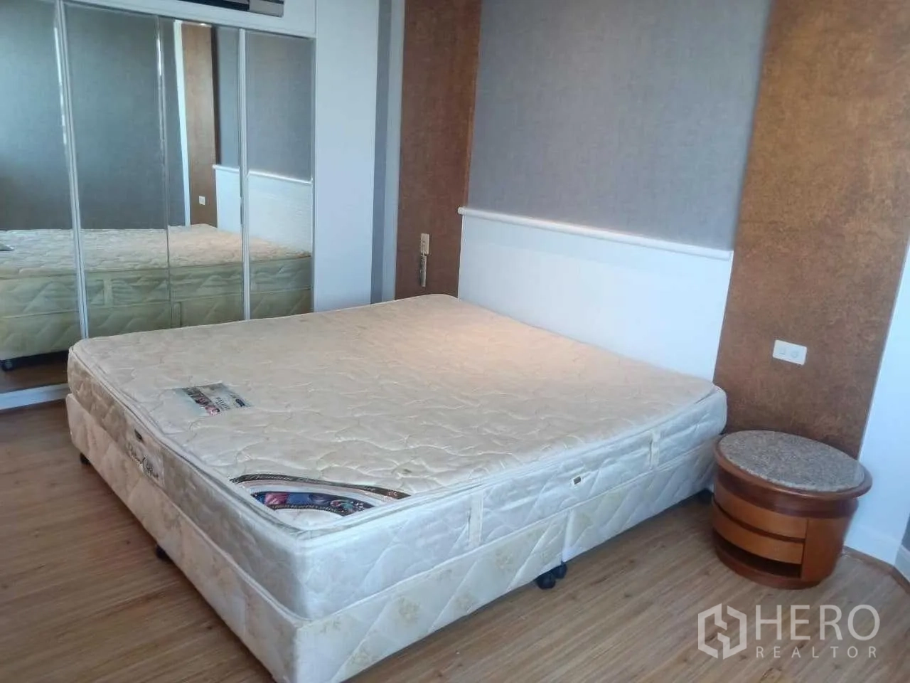 คอนโด ให้เช่าในKhlong Toei, Bangkok - ห้องนอนพร้อมตู้เสื้อผ้าบานกระจก โต๊ะข้างเตียง และพื้นไม้