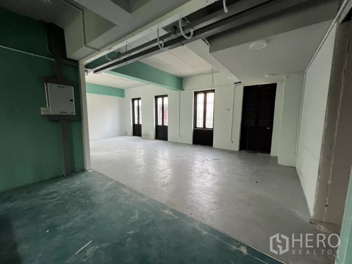 สำนักงานที่บ้าน ให้เช่าในPathum Wan, Bangkok - พื้นชั้นบนแบบโอเพ่นแปลน มีประตูกระจกออกระเบียงหลายบาน