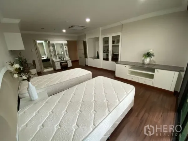 คอนโด ให้เช่าในWatthana, Bangkok - ห้องนอนเตียงคู่มุมมองอีกด้าน มีตู้เก็บของบิวต์อิน พื้นไม้ และทางเข้าห้องน้ำ