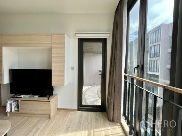 คอนโด ให้เช่าหรือขายในWatthana, Bangkok - ห้องนั่งเล่นสว่างที่คาวะ เฮาส์ พร้อมชั้นวางทีวี พื้นลามิเนต และประตูออกระเบียงชมวิวโครงการ