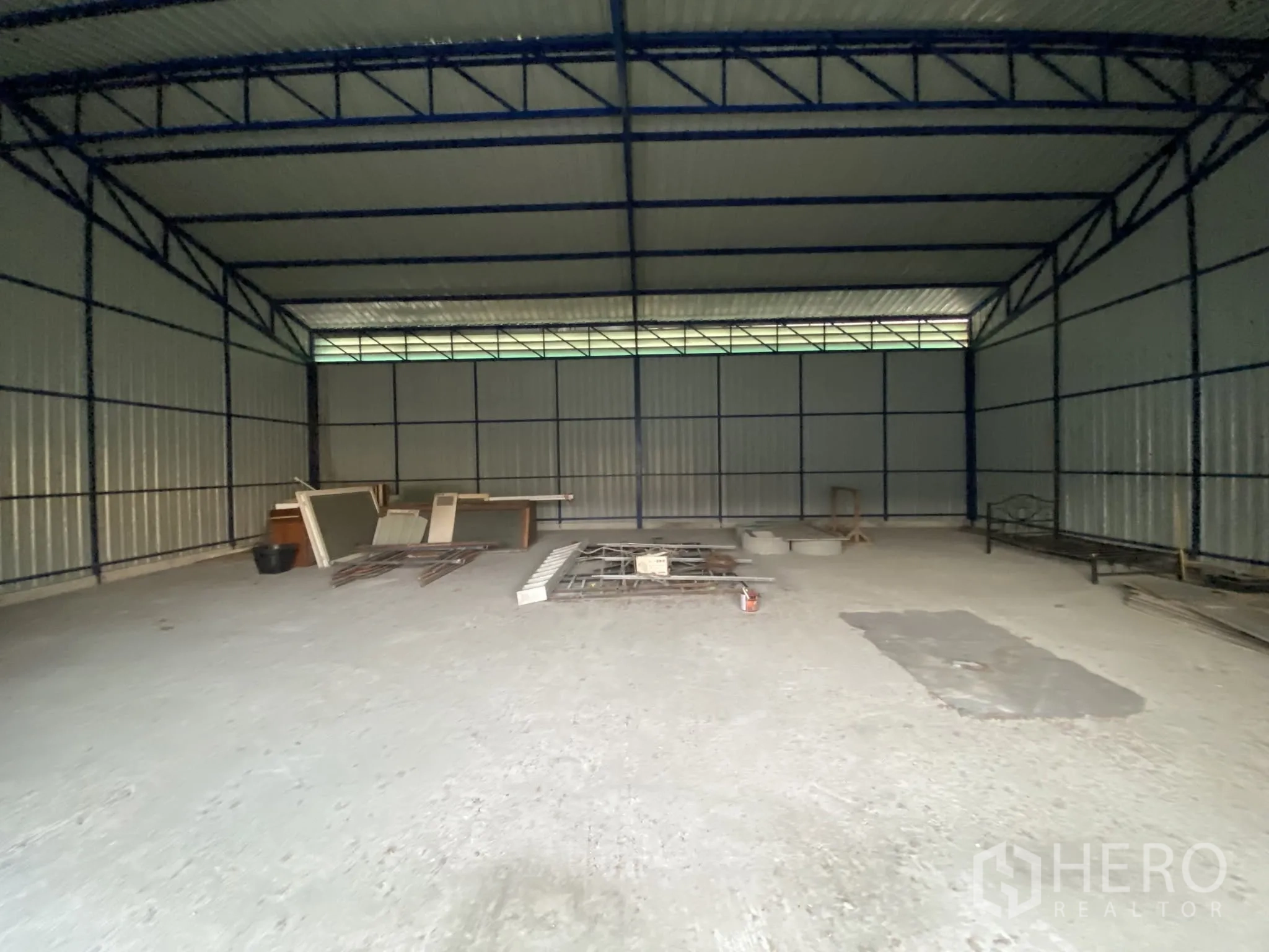 Warehouse for rent in Bang Na, Bangkok - Open-plan warehouse interior with steel truss roof and solid floor for storage.