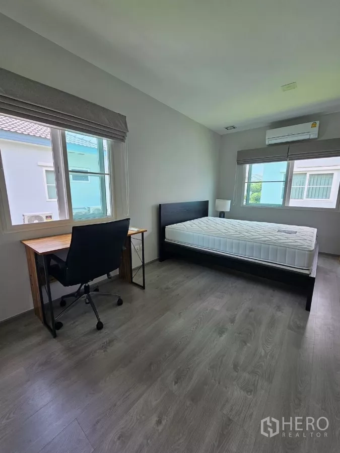 บ้าน ให้เช่าในPrawet, Bangkok - ห้องนอนที่สอง เตียง โต๊ะทำงาน และหน้าต่างคู่