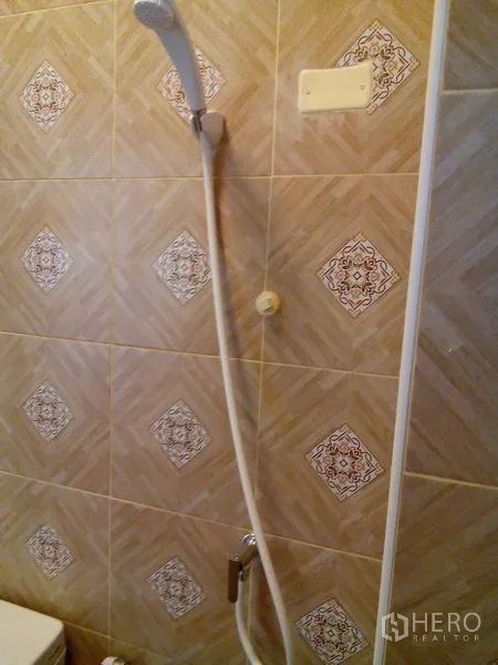 อาคารพาณิชย์ ให้เช่าในPhra Khanong, Bangkok - ฝักบัวติดผนังบนกระเบื้องลายสีน้ำตาล