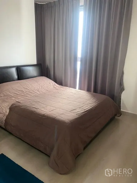 公寓 出售在Phra Khanong, Bangkok - 第二卧室，双人床与全遮光长窗帘，保证私密