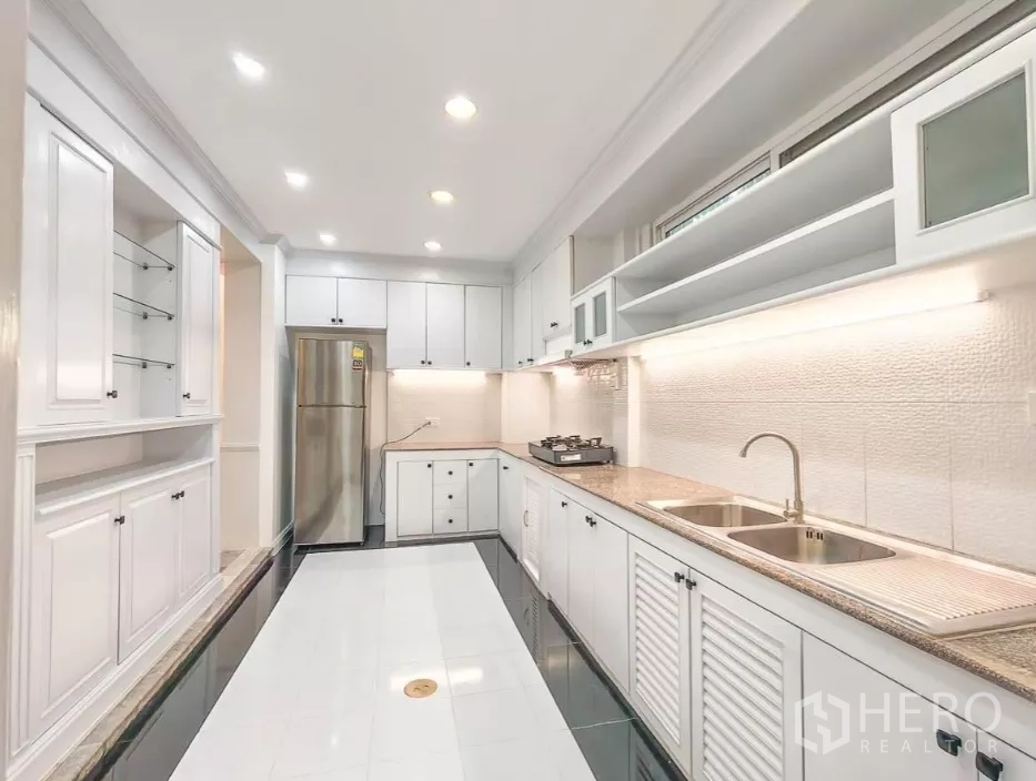 บ้าน ให้เช่าในYan Nawa, Bangkok - ครัวรูปแกลเลอรี ตู้สีขาว อ่างล้างจานคู่ เตาแก๊ส และตู้เย็นสแตนเลส