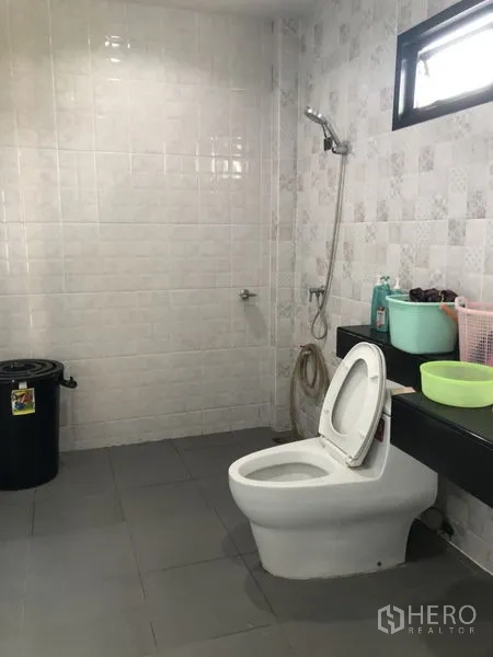 บ้าน ขายในLam Luk Ka, Pathum Thani - ห้องน้ำปูกระเบื้องพร้อมฝักบัว โถสุขภัณฑ์ และเคาน์เตอร์ยาว