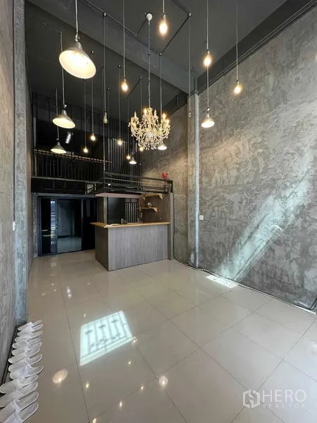 อาคารพาณิชย์ ให้เช่าในChatuchak, Bangkok - ด้านหน้าตึกแถวชั้นถนนพร้อมกระจกหน้าร้านและประตูไม้.