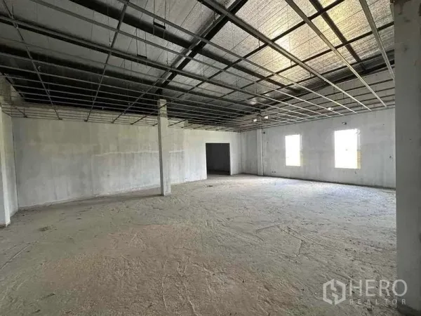 คลังสินค้า ให้เช่าในSai Noi, Nonthaburi - พื้นที่ออฟฟิศกว้าง เพดานแขวนและช่องแสงหลายจุดให้แสงธรรมชาติ