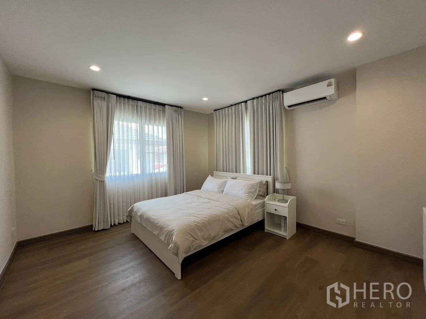 独立式住宅 出租在Mueang Samut Prakan, Samut Prakan - 另一间卧室，配双人床、斗柜与空调。