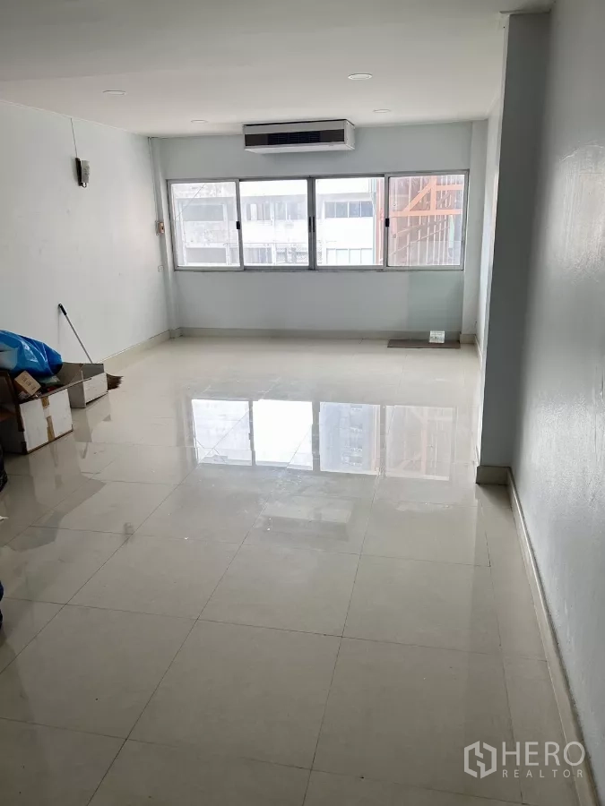 อาคารพาณิชย์ ให้เช่าหรือขายในHuai Khwang, Bangkok - ห้องชั้นบนโล่งโปร่ง หน้าต่างบานใหญ่และเครื่องปรับอากาศแบบแขวนกลาง