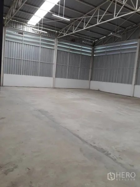 货栈 出租或出售在Khlong Luang, Pathum Thani - 开阔仓库区，采光带、通风百叶与金属墙体。