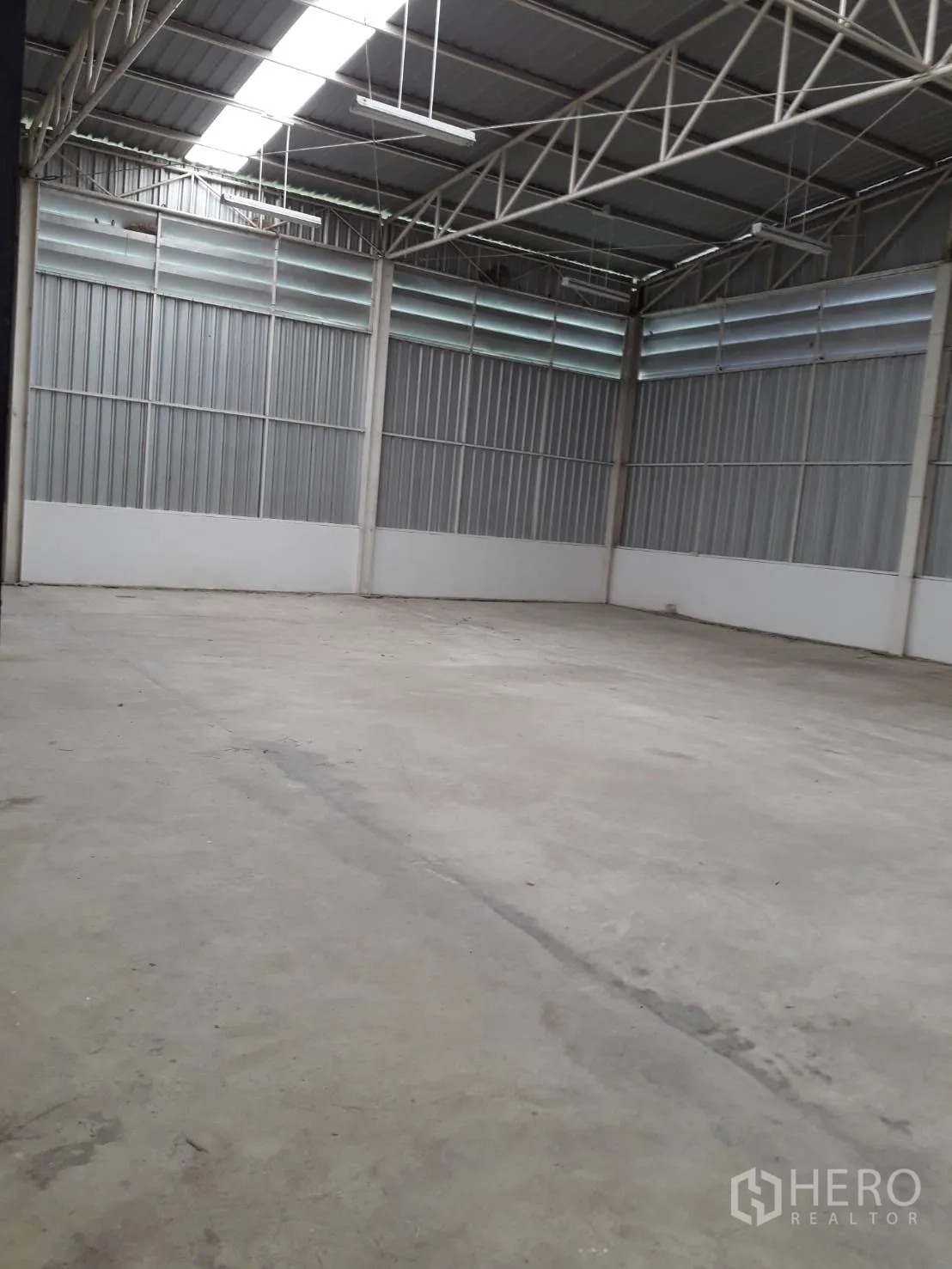 货栈 出租或出售在Khlong Luang, Pathum Thani - 开阔仓库区，采光带、通风百叶与金属墙体。