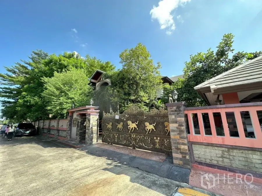 独立式住宅 出售在Lam Luk Ka, Pathum Thani - 巴吞他尼Lam Luk Ka独立屋的华丽金属大门与围墙