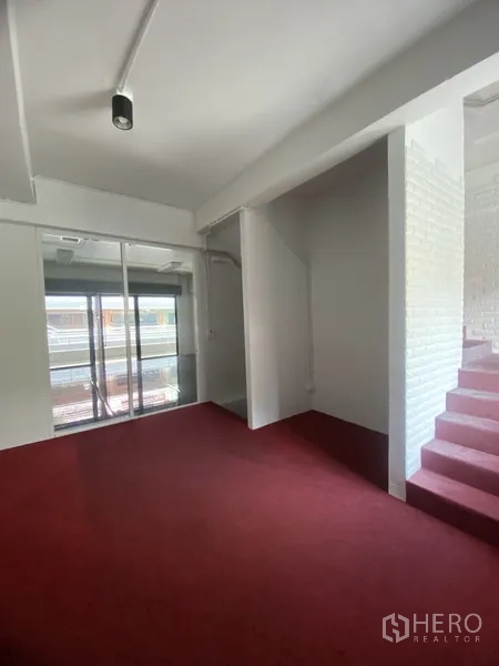 带办公室的家 出租或出售 - 楼上过道铺红地毯，玻璃隔断及室内楼梯