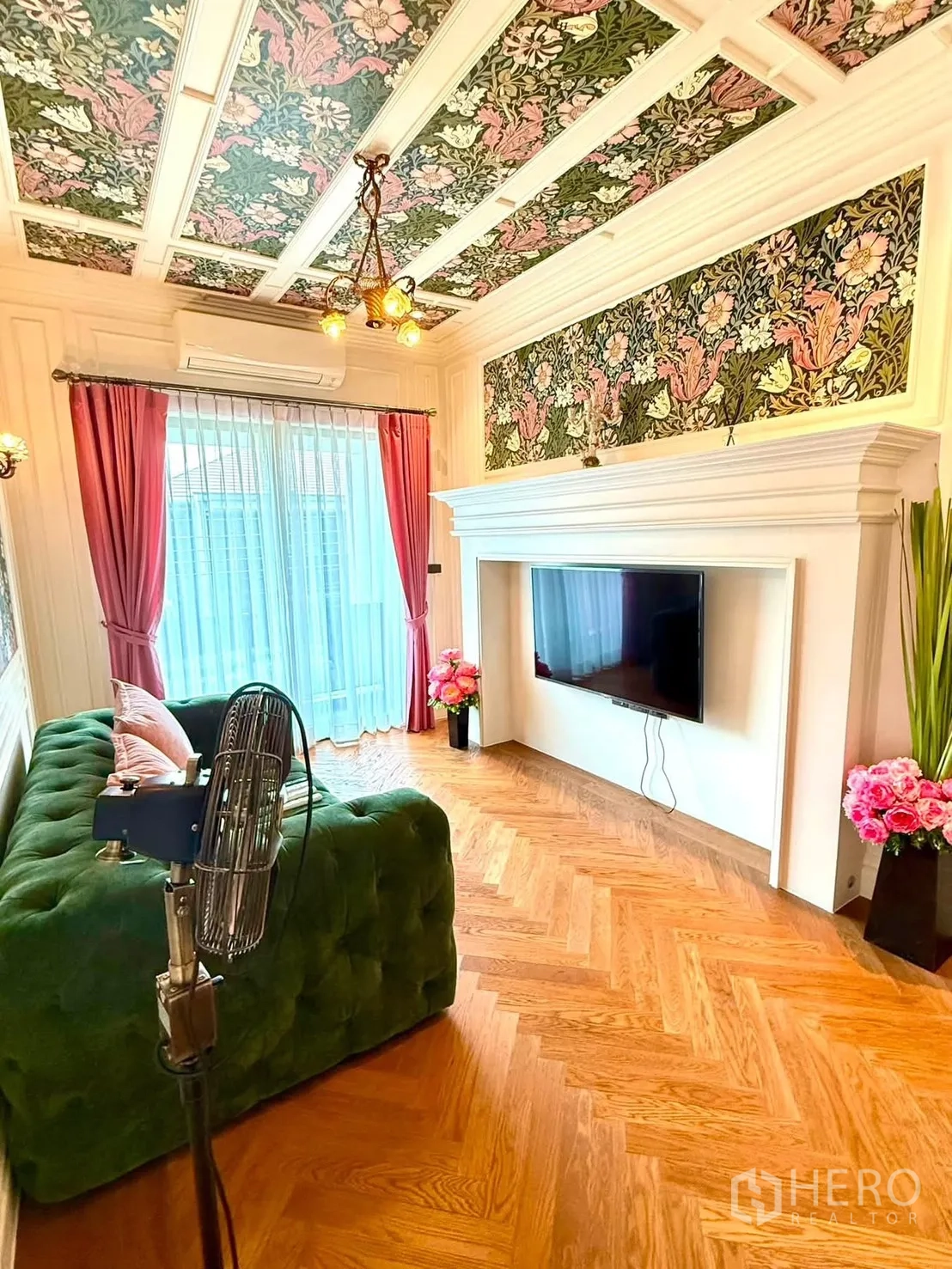 บ้านเดี่ยว for rent in Bang Kapi, Bangkok - ห้องนั่งเล่นขนาดเล็กพร้อมโซฟาสีเขียว ลายดอกไม้ และผ้าม่านโปร่ง.